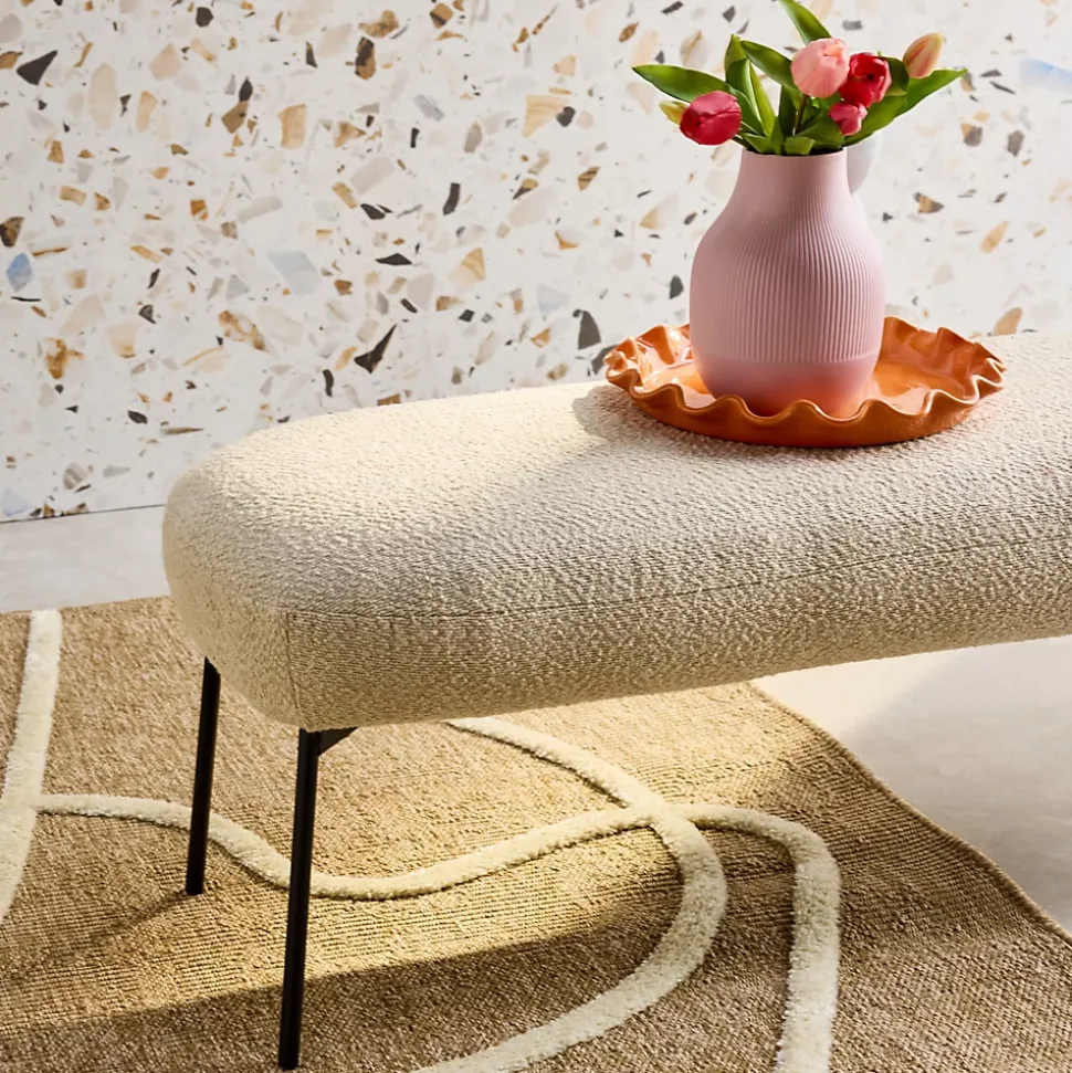 Banc. bout de lit avec revêtement bouclette texturée. beige. pieds en métal noir. L 120 x P 41 x H 42.5cm
