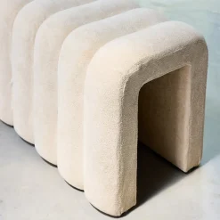 Banc. bout de lit beige contemporain en tissu