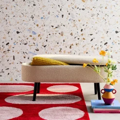 Banc coffre. bout de lit avec revêtement bouclette texturée. beige. pieds en bois noir. L 112 x 44 x 50cm