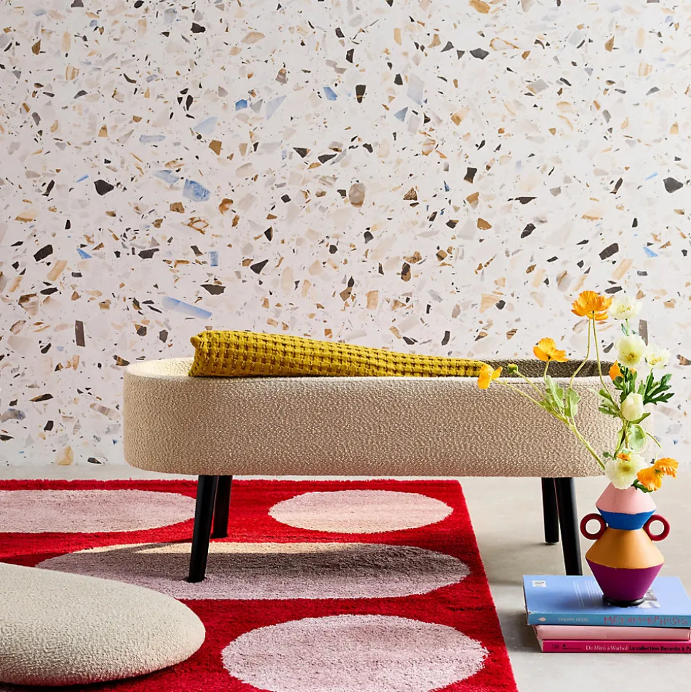 Banc coffre. bout de lit avec revêtement bouclette texturée. beige. pieds en bois noir. L 112 x 44 x 50cm