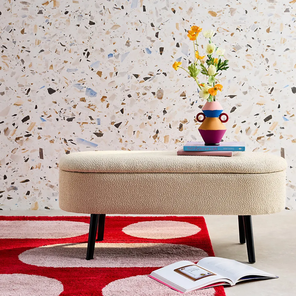 Banc coffre. bout de lit avec revêtement bouclette texturée. beige. pieds en bois noir. L 112 x 44 x 50cm