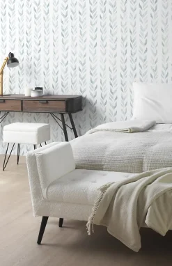Banc recouvert de tissu blanc et pieds en bois noir