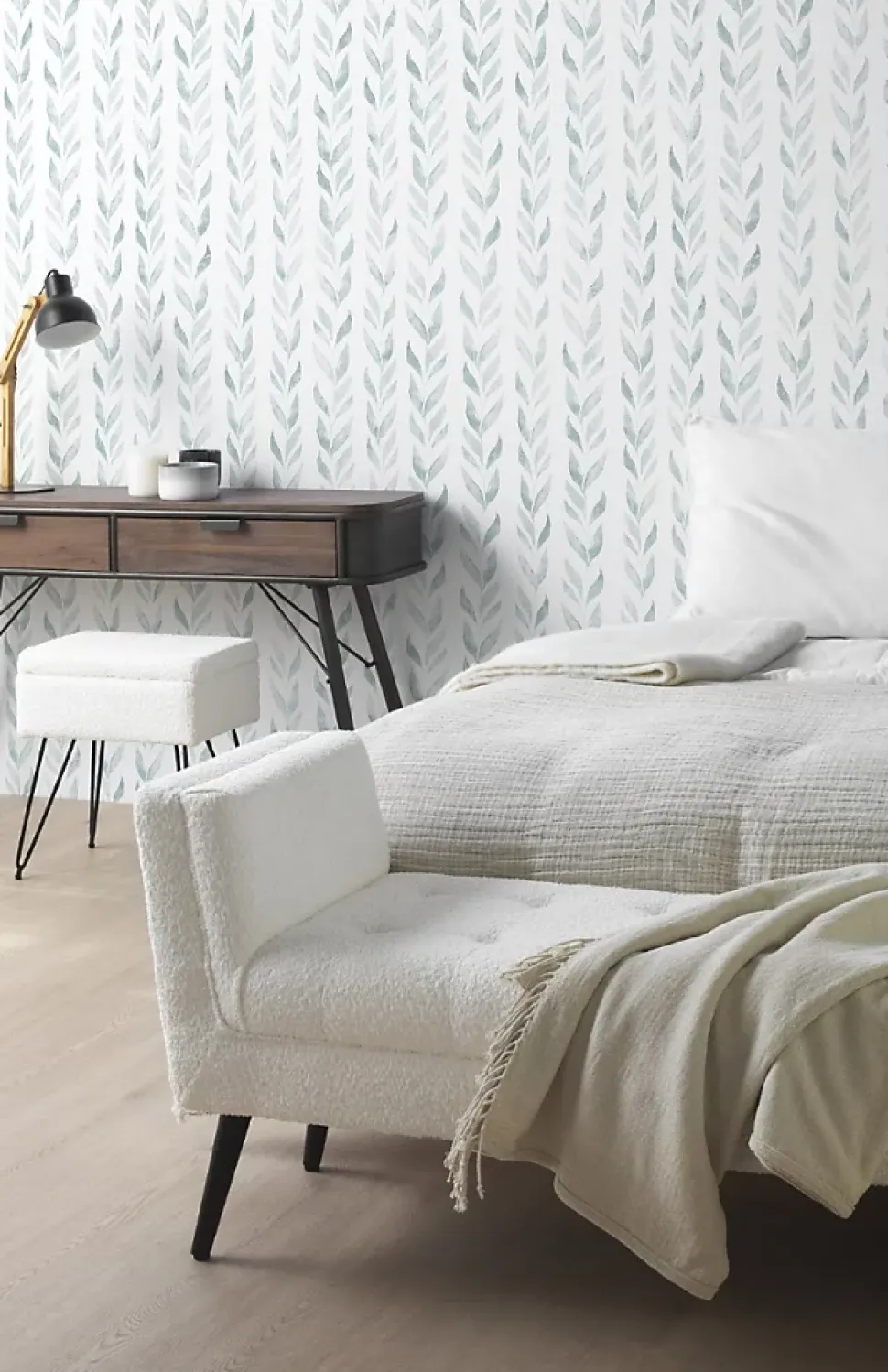 Banc recouvert de tissu blanc et pieds en bois noir
