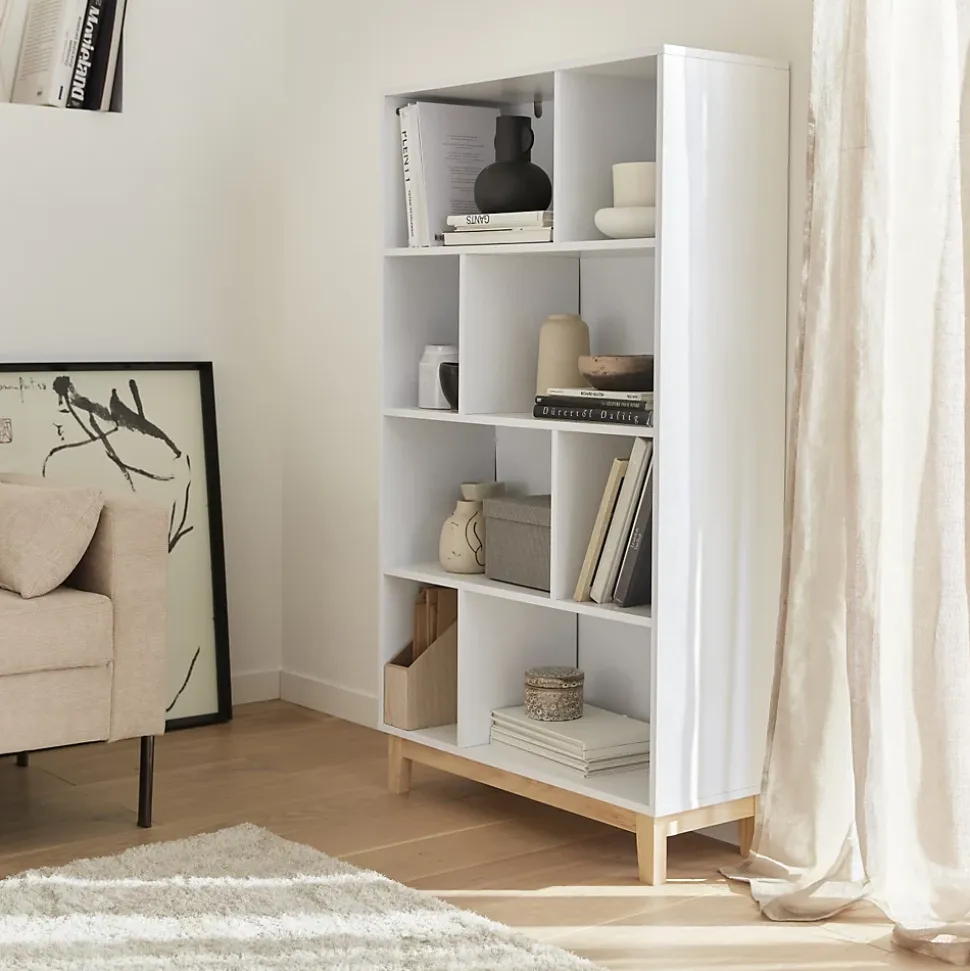 Bibliothèque scandinave blanche. étagère asymétrique - Floki - pieds en bois de sapin. 4 étagères. 8 compartiments. 80x30x138cm