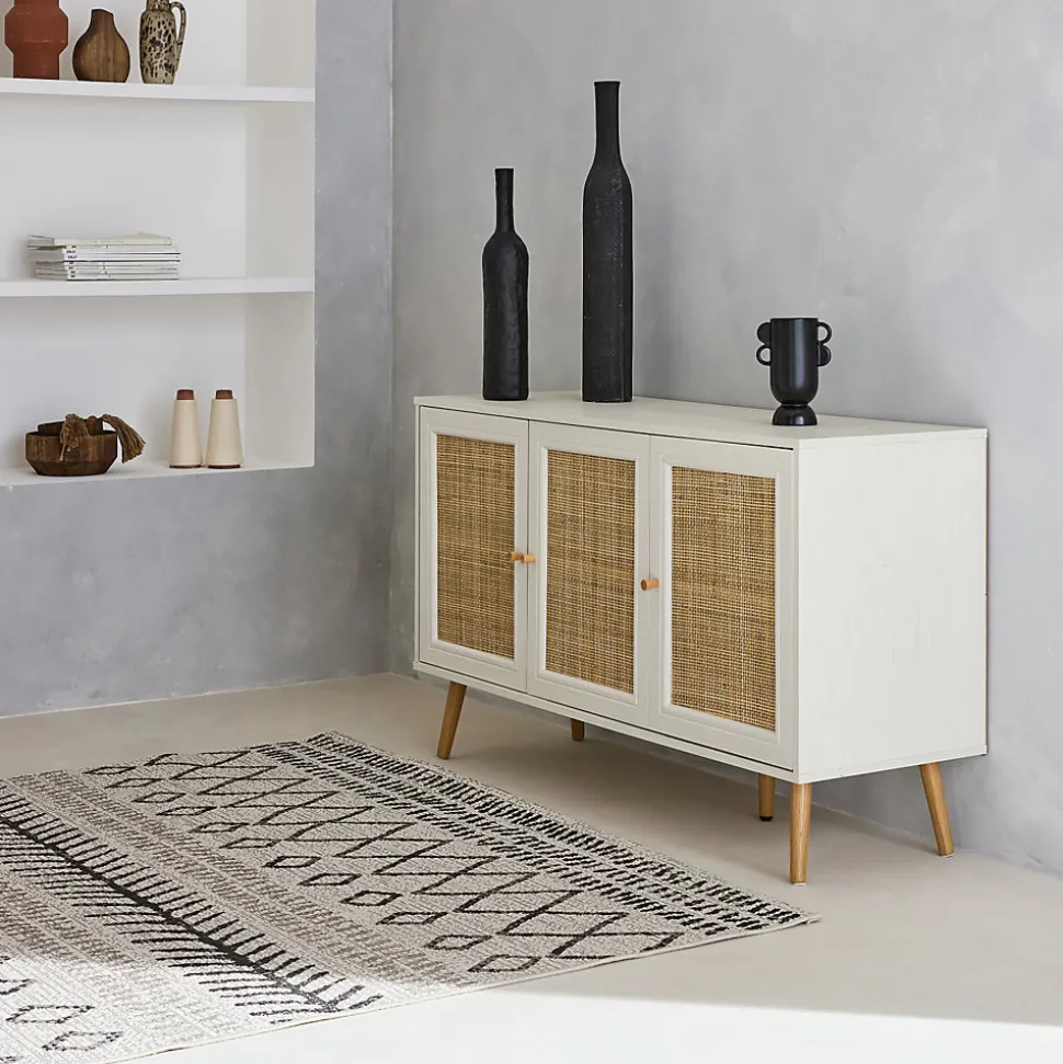 Buffet de rangement en cannage. blanc cassé 120x39x70cm - Bohème - 2 niveaux. 3 portes. pieds scandinaves. buffet bas