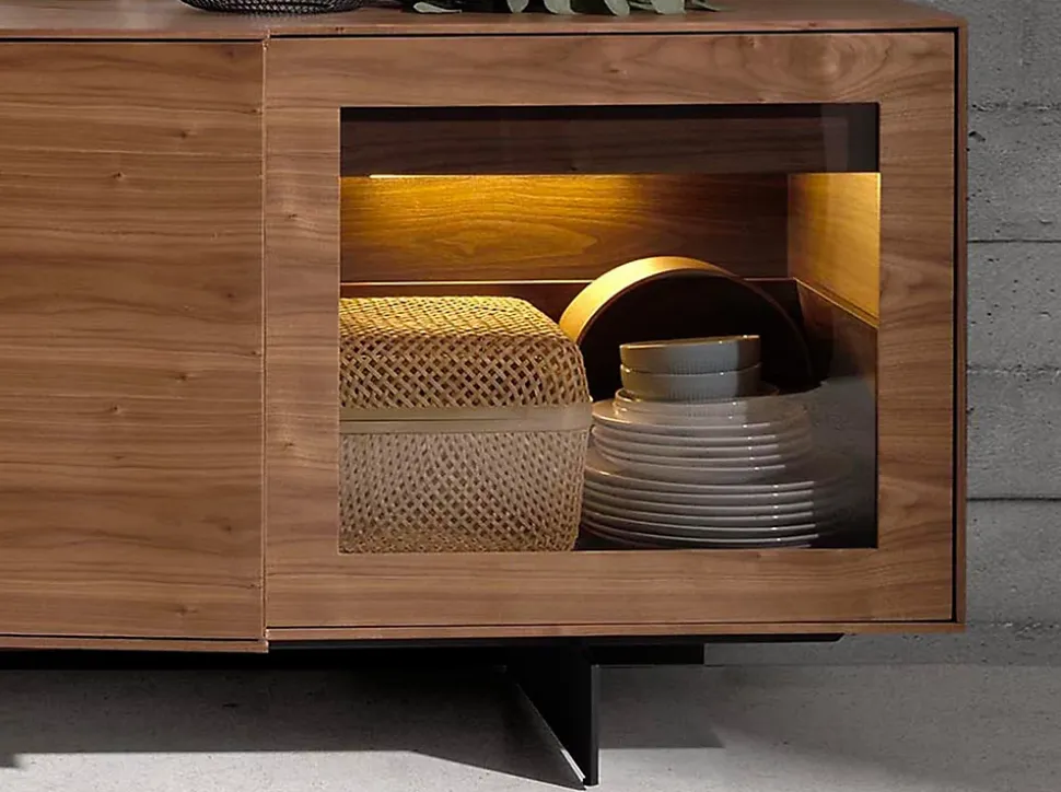 Buffet en noyer et acier noir avec éclairage intérieur