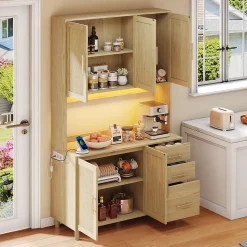 Buffet Haut avec Éclairage LED Bluetooth, 2 Ports USB, 2 Prises, Étagères ouvertes et 3 Tiroirs - Naturel