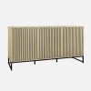 Buffet style contemporain avec 3 portes effet bois rainuré ouverture par pression. buffet bas. piètement en métal noir L160cm