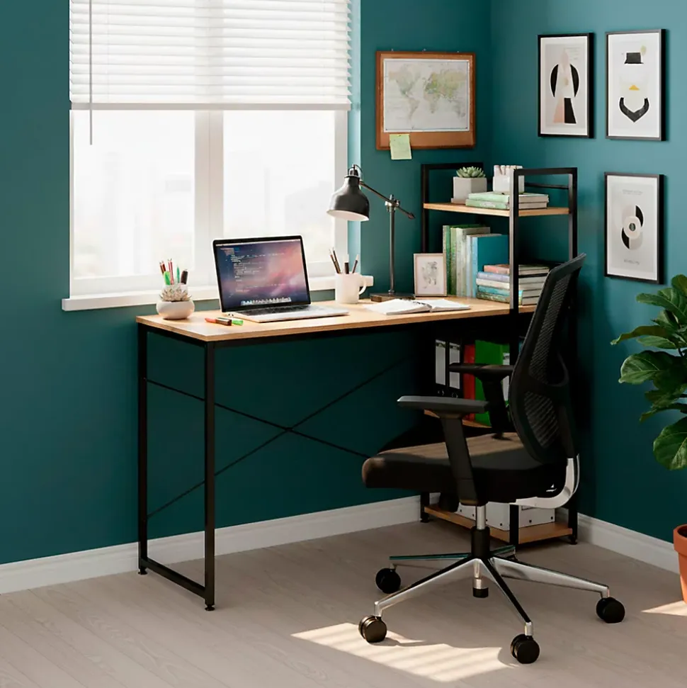 Bureau d'ordinateur moderne avec étagère