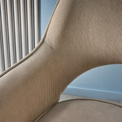 Chaise de bureau à roulettes velours côtelé taupe piétement chromé. L 60 x P 62 x H 89 / 99cm