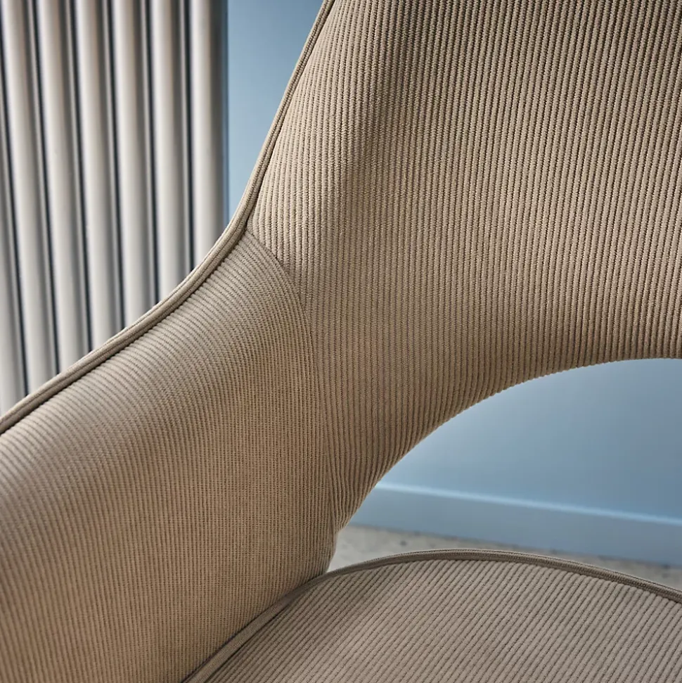 Chaise de bureau à roulettes velours côtelé taupe piétement chromé. L 60 x P 62 x H 89 / 99cm