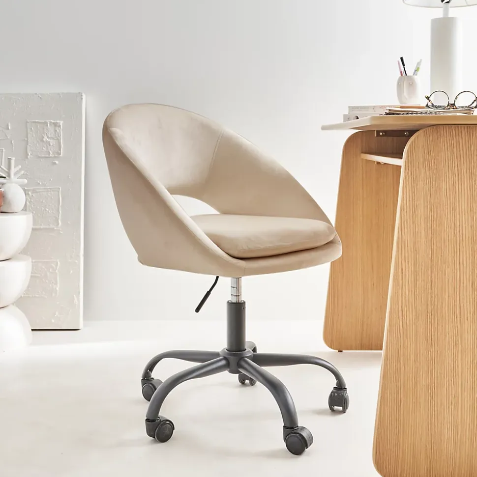 Chaise de bureau ronde à roulettes en velours blanc cassé. Pam. L 59 x P 60 x H 79 / 89cm