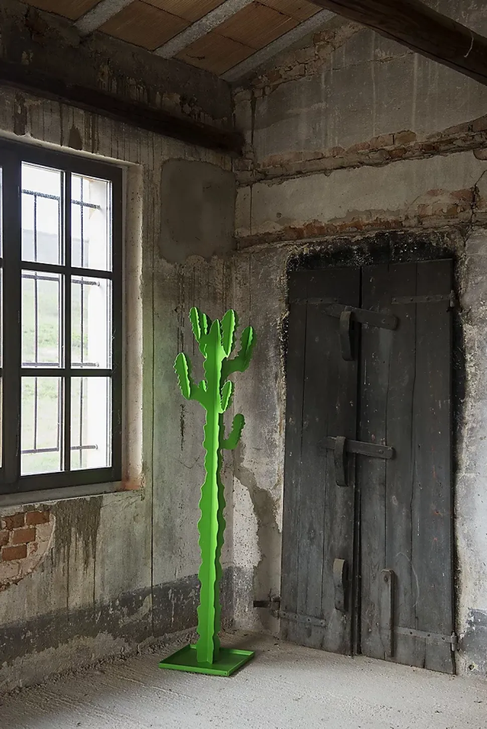 Cintre de sol Cactus 170 cm, structure autoportante en fer, design moderne pour entrée ou chambre, Made in Italy Vert Sauge