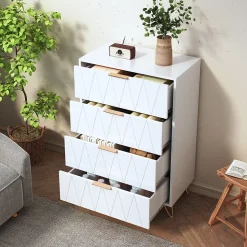 Commode 4 tiroirs blanche avec façades à motif losange en relief, panneaux mélaminés, grande capacité de rangement et robuste