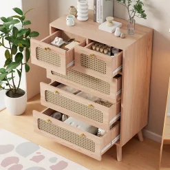 Commode 5 tiroirs en bois naturel avec façades en rotin tressé, cadre en bois massif