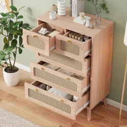 Commode 5 tiroirs en bois naturel avec façades en rotin tressé, cadre en bois massif