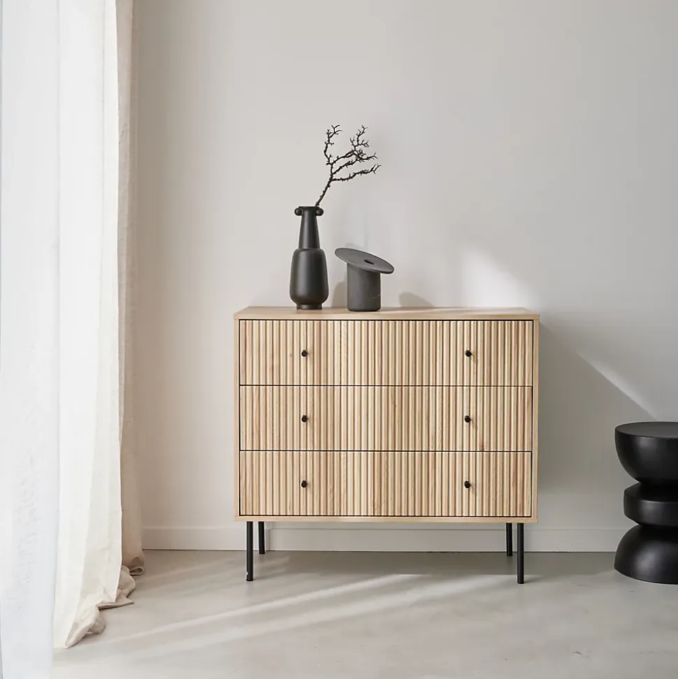 Commode contemporaine décor bois rainuré 3 tiroirs poignées métal noir