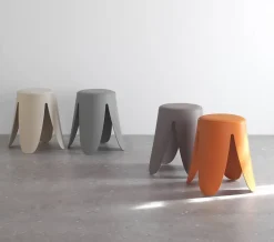 Lot de 4 tabourets bas en polypropylène avec assise tapissée simili cuir