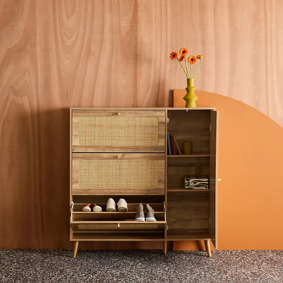 Meuble à chaussure cannage Bohème naturel. 3 abattants. 1 porte. 21 paires. 120 x 24 x 125 cm