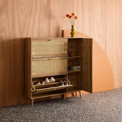 Meuble à chaussure cannage Bohème naturel. 3 abattants. 1 porte. 21 paires. 120 x 24 x 125 cm