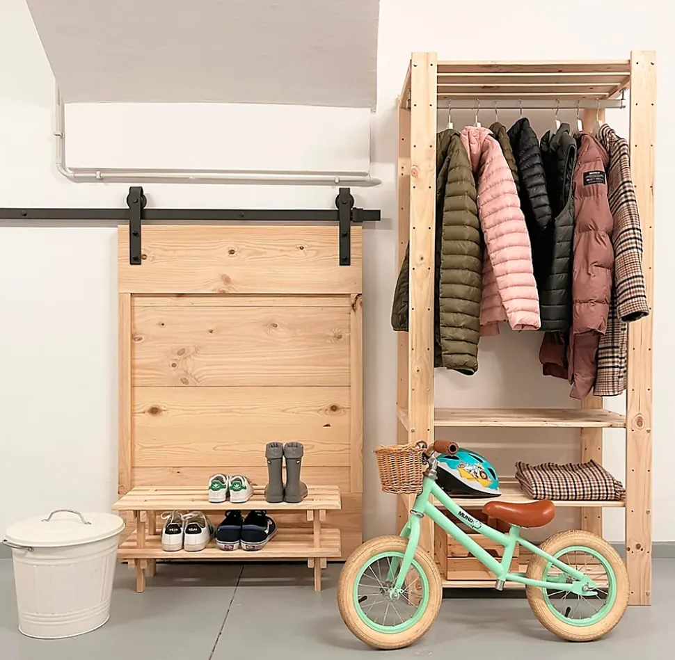 Meuble à chaussures avec deux tablettes empilables en pin (30x75x25,9 cm)
