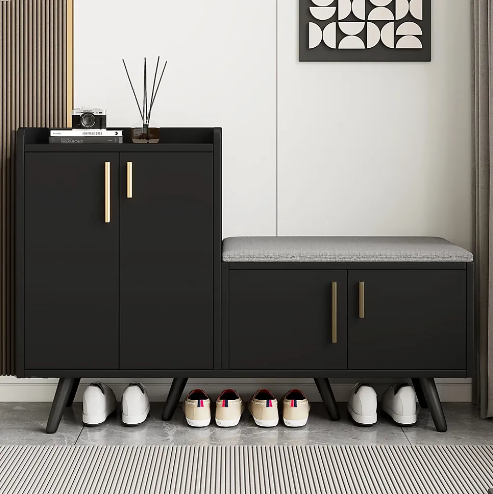 Meuble à chaussures noir avec 4 portes, poignées métalliques asymétriques, panneaux particules + métal, 120x34x82,8 cm