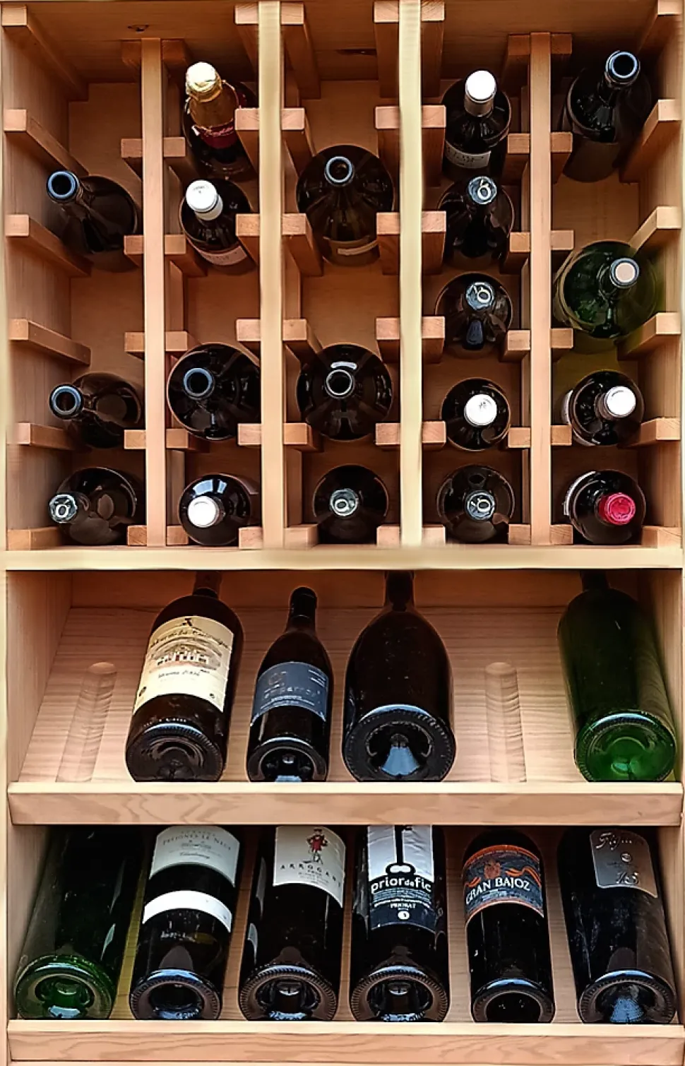 Meuble Range Bouteille de vin Série Godello en Chêne massif 42 magnums avec tablettes de présentation