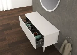 Meuble sous-vasque à suspendre l.141 cm avec plan de toilette et pieds H.29 cm, blanc mat, Idra