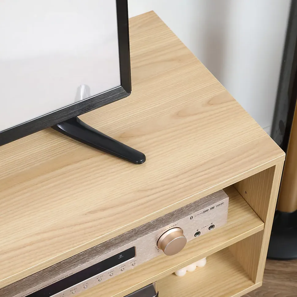 Meuble TV bas sur pied style scandinave 2 portes 2 niches piètement effilé incliné bois panneaux blanc aspect bois
