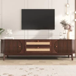 Meuble TV en bois naturel avec portes et tiroirs, côtés en rotin, solution de rangement au style campagnard naturel