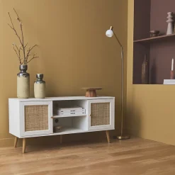 Meuble TV en cannage 120x39x56.5cm - Bohème - Blanc. 2 niveaux. 2 étagères. 2 portes. pieds scandinaves