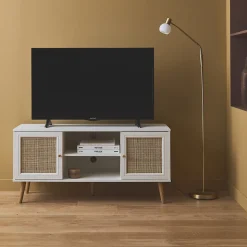 Meuble TV en cannage 120x39x56.5cm - Bohème - Blanc. 2 niveaux. 2 étagères. 2 portes. pieds scandinaves