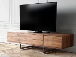 Meuble TV en noyer naturel avec pieds en acier chromé pour un salon moderne