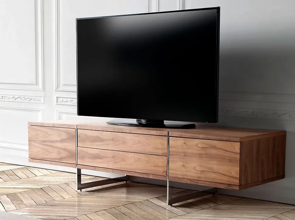 Meuble TV en noyer naturel avec pieds en acier chromé pour un salon moderne