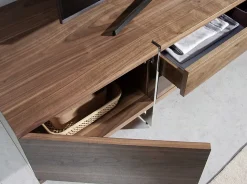 Meuble TV en noyer naturel avec pieds en acier chromé pour un salon moderne