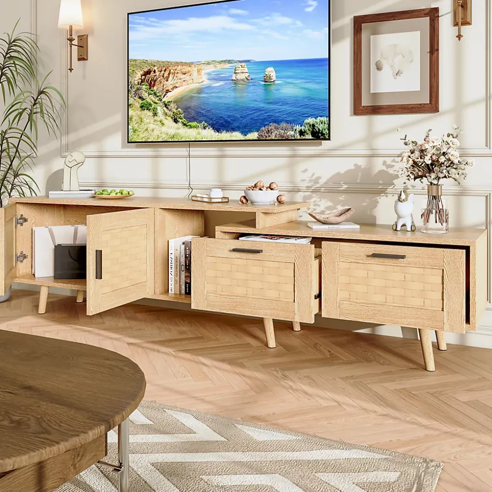 Meuble TV extensible en chêne clair avec portes en rotin tressé, grand espace de rangement et design naturel moderne