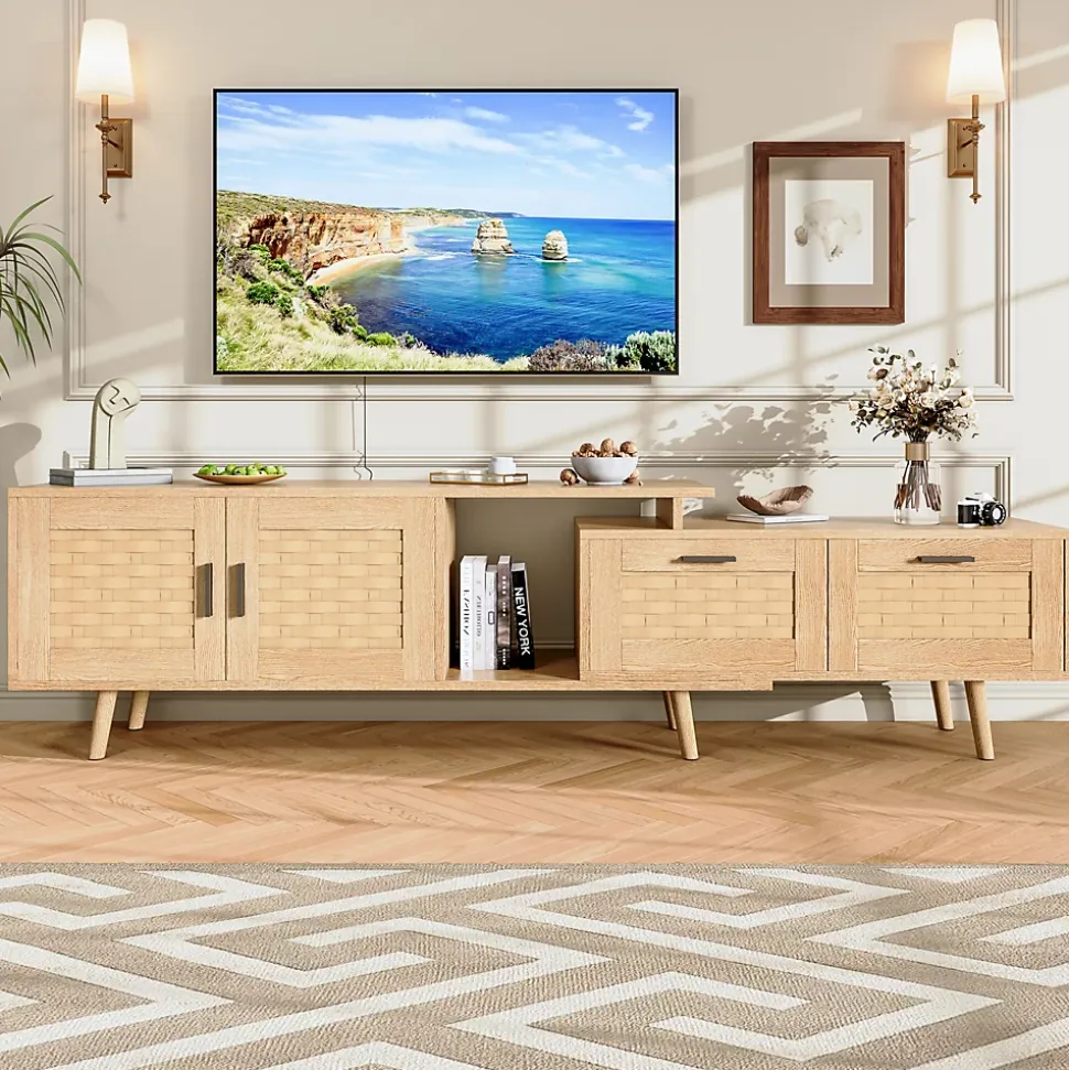 Meuble TV extensible en chêne clair avec portes en rotin tressé, grand espace de rangement et design naturel moderne