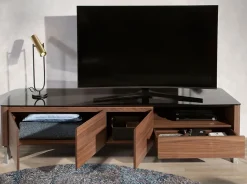 Meuble TV moderne en noyer et acier chromé avec plateau en verre noir élégant