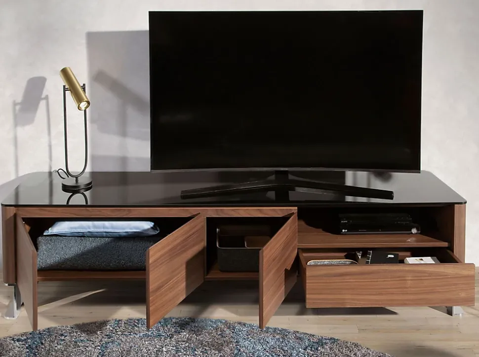 Meuble TV moderne en noyer et acier chromé avec plateau en verre noir élégant