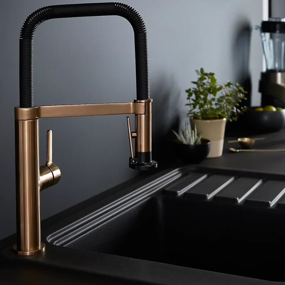 Mitigeur de cuisine avec douchette noir et laiton GoodHome Kamut