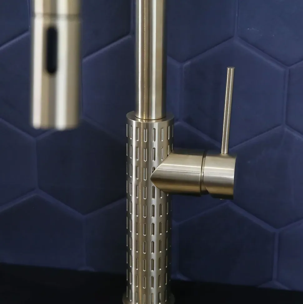 Mitigeur de cuisine doré avec douchette Essebagno Architek