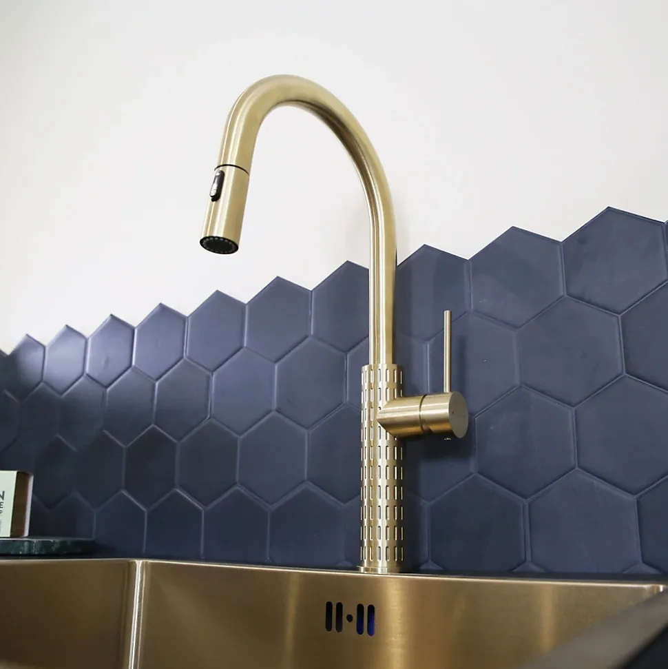 Mitigeur de cuisine doré avec douchette Essebagno Architek