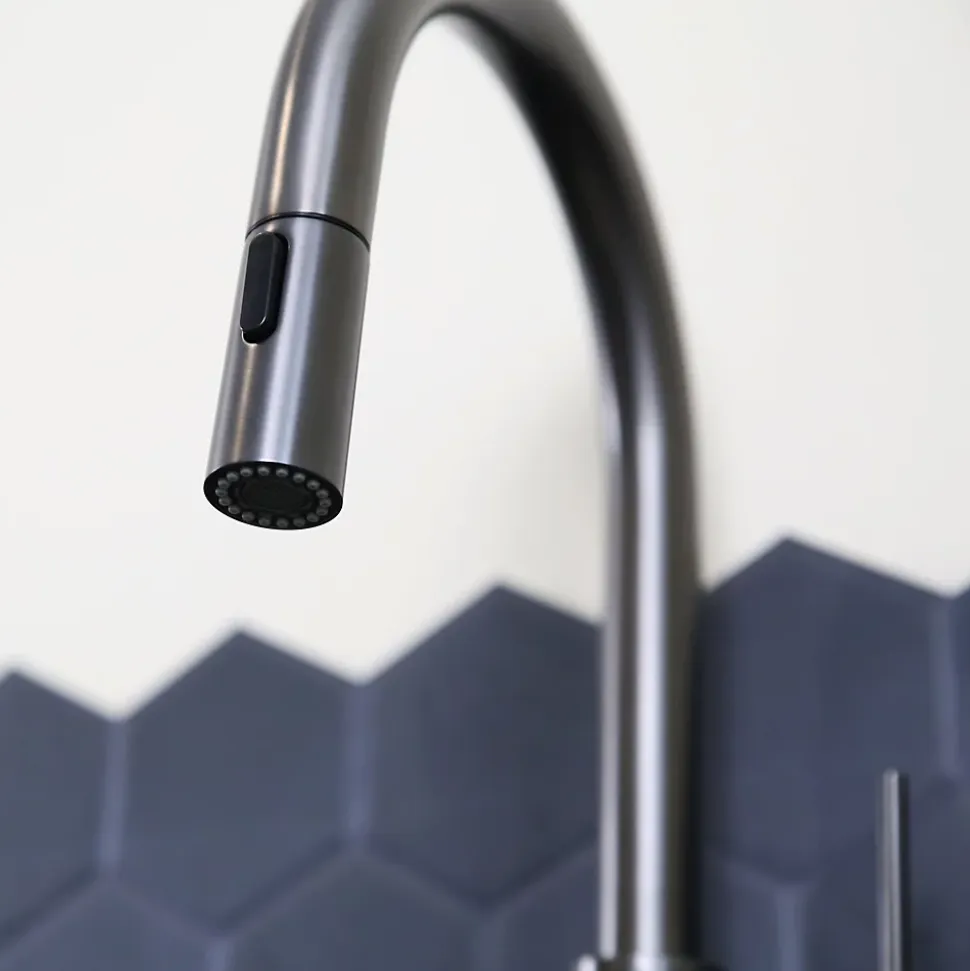 Mitigeur de cuisine gun métal avec douchette Essebagno Architek