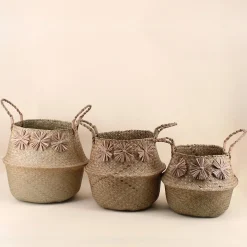 Panier en fibres naturelles avec pompons 31x27cm
