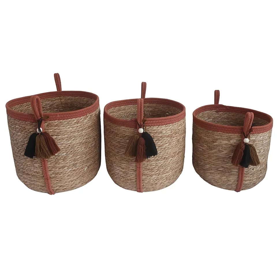 Panier rond en jonc de mer Norasia terracotta et couleur naturelle avec pompons taille M