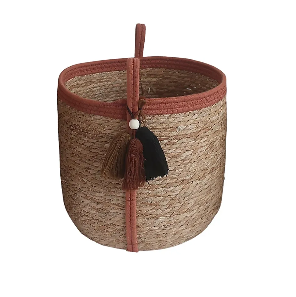 Panier rond en jonc de mer Norasia terracotta et couleur naturelle avec pompons taille M