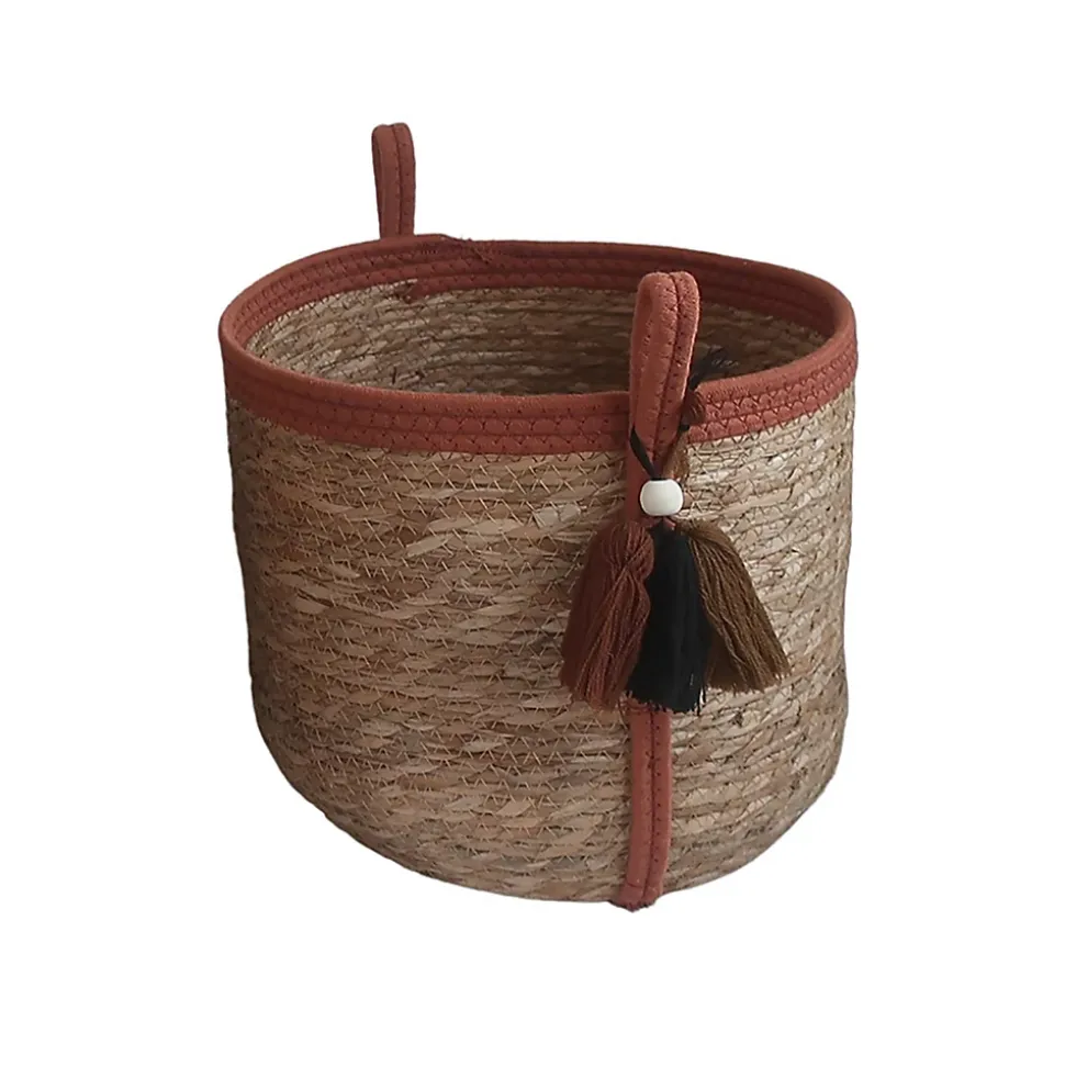 Panier rond en jonc de mer Norasia terracotta et couleur naturelle avec pompons taille S