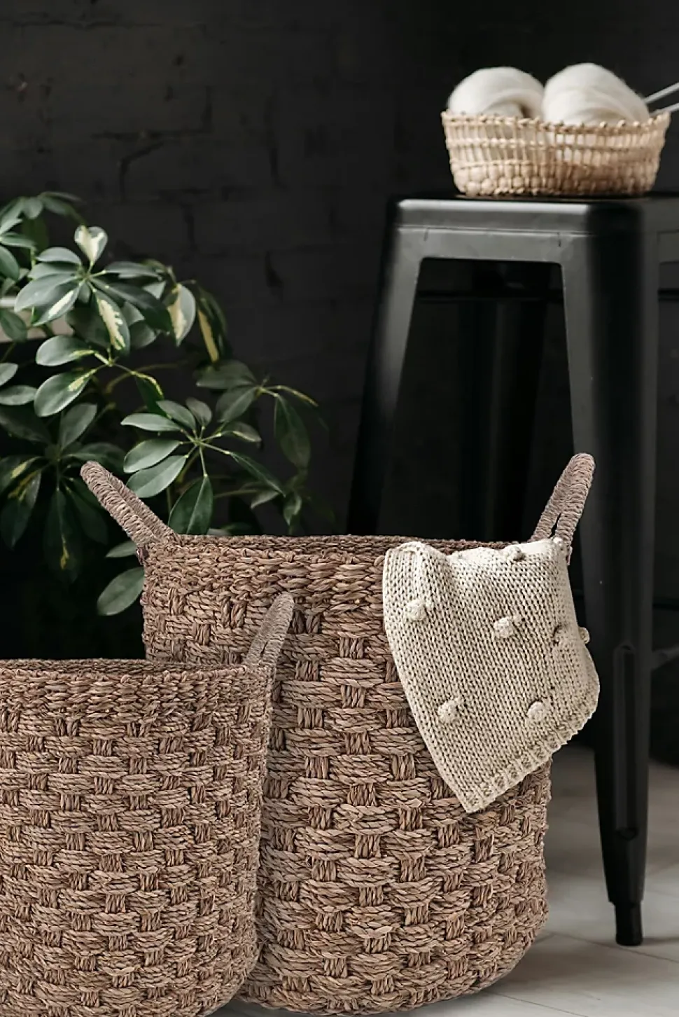 Panier rond tressé en jonc de mer Ornami marron vendu par 2