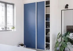 Porte de placard coulissante bleu profil blanc GoodHome Arius H. 248,5 x L. 92.2 cm + amortisseurs
