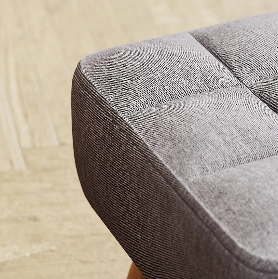Pouf repose-pieds style nordique piètement bois incliné tissu assise effet capitonné gris
